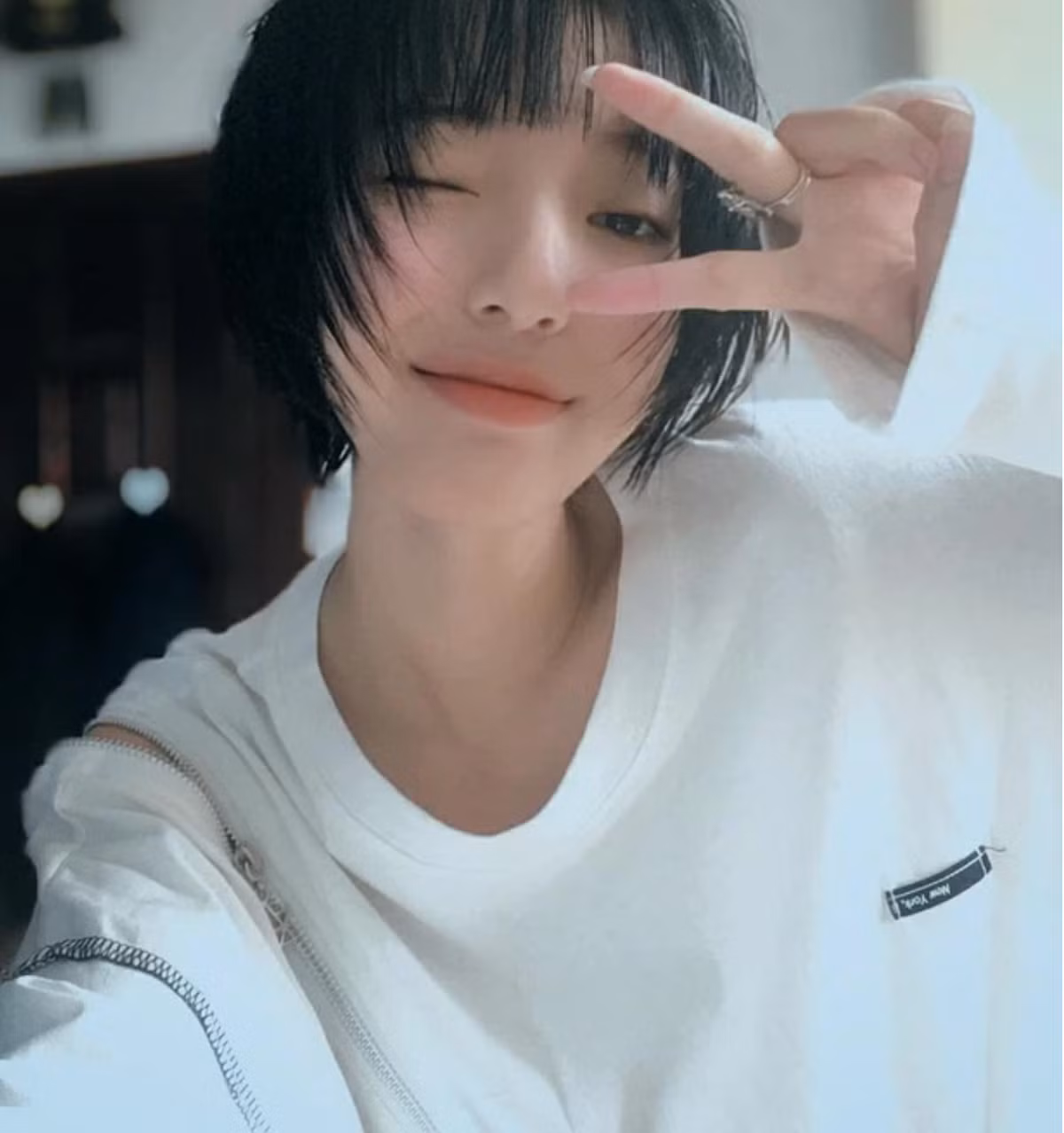 Được biết, "bản sao Châu Bùi" sinh năm 1999, học trường Arena Multimedia tại TP.HCM. Giống như Châu Bùi, Khánh Nhi hiện cũng đang theo đuổi con đường nghệ thuật. Cô nàng là mẫu ảnh tự do kiêm chuyên viên đồ họa.