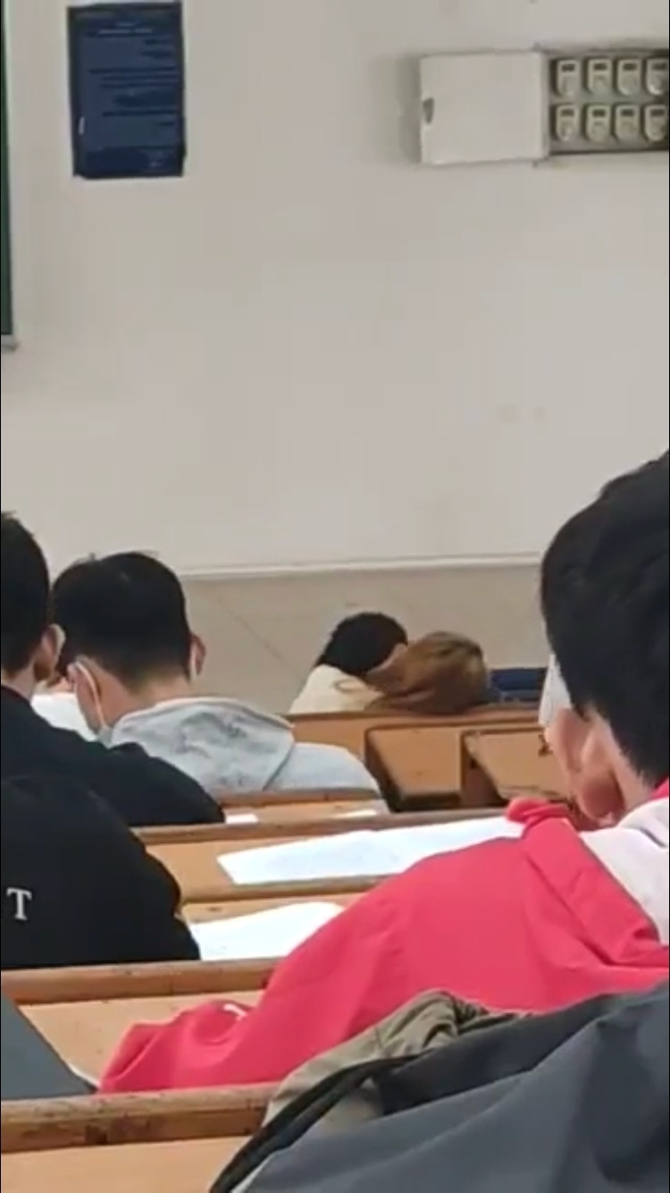 "Chẳng hay ho gì cả, giữa ban ngày ban mặt, rồi người ta đánh giá cho thì lại trách", "Yêu đương thì tìm chỗ nào kín đáo, nơi công cộng thế này nhìn nhức mắt lắm",...nhiều cư dân mạng bình luận khá gay gắt khi chứng kiến hình ảnh này xuất hiện trên MXH.