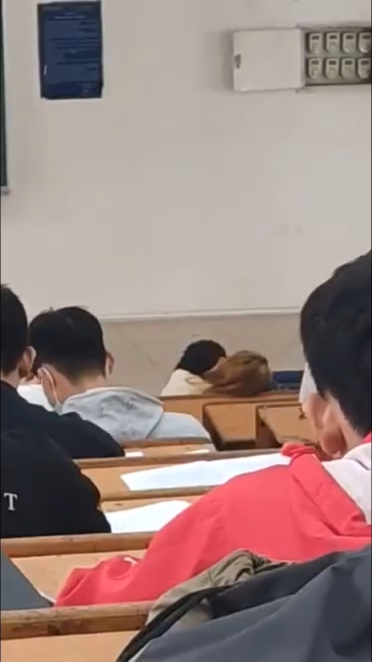 "Chẳng hay ho gì cả, giữa ban ngày ban mặt, rồi người ta đánh giá cho thì lại trách", "Yêu đương thì tìm chỗ nào kín đáo, nơi công cộng thế này nhìn nhức mắt lắm",...nhiều cư dân mạng bình luận khá gay gắt khi chứng kiến hình ảnh này xuất hiện trên MXH.