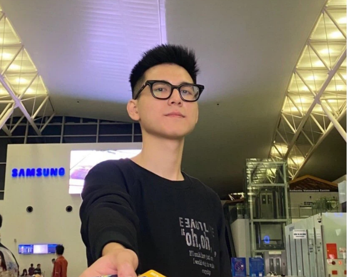 Sau hơn 3 năm kể từ khi nổi đình đám khắp MXH, cuộc sống hiện tại của nam sinh cầm cờ rất kín tiếng. Cậu bạn khóa mọi album ảnh. Chiếc ảnh gần đây nhất Đăng chia sẻ công khai trên Facebook là ảnh đại diện, đăng vào tháng 12/2020. Dù vậy nhan sắc của Đăng vẫn được nhiều người đánh giá cao, cậu vẫn điển trai, thư sinh như ngày nào.