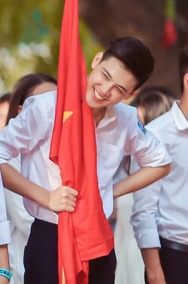 Vào năm 2017, trong lễ khai giảng của trường THPT Phan Đình Phùng (Hà Nội), hình ảnh một nam sinh cầm cờ đứng đầu hàng đã nhanh chóng gây sốt khắp cõi mạng.