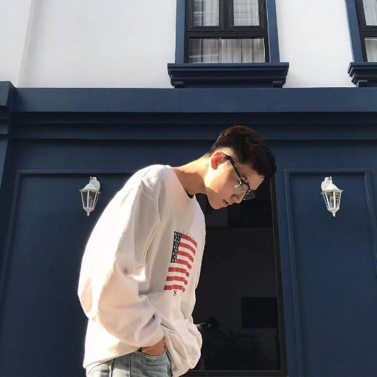 Không chỉ đẹp trai, anh chàng này còn hát rất hay và có khả năng chơi được nhiều nhạc cụ như guitar, trống cajon và cả piano.