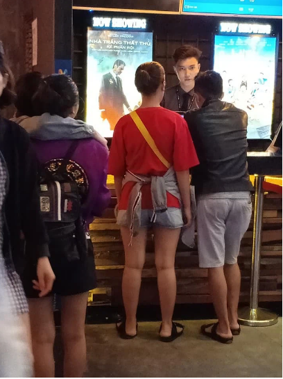 Đạt đến từ Quảng Nam, thời điểm chụp lén cậu bạn đang đi học thêm tiếng Anh cũng như làm thêm tại một rạp chiếu phim ở thành phố Đà Nẵng trong lúc chuẩn bị làm thủ tục sang Mỹ định cư cùng gia đình.