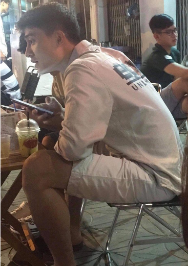 Phong bị chụp lén trong lúc đang đi cafe với bạn cùng phòng. Gương mặt nam tính, góc nghiêng thần thánh cùng sống mũi cao như tạc của Phong lập tức thu hút các cô gái. Ảnh: Tổng hợp