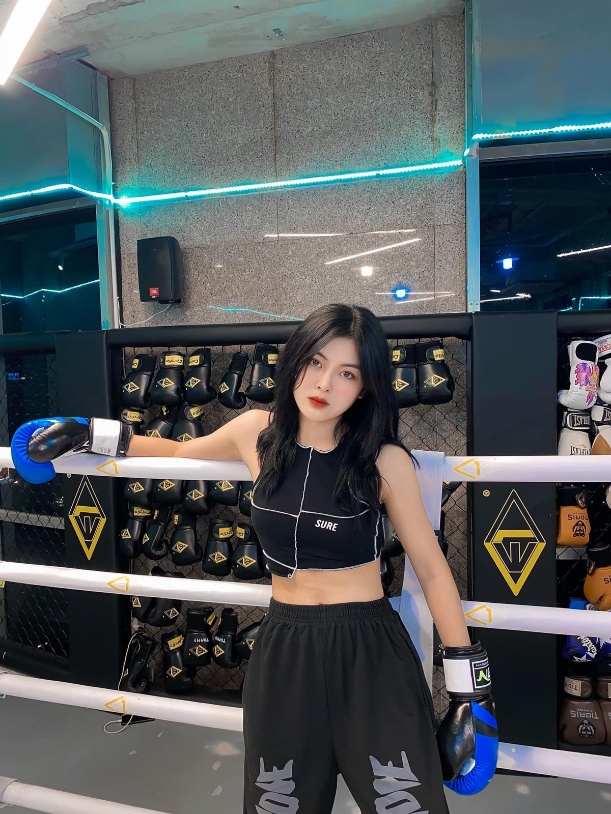 Trên trang TikTok cá nhân, DuMi không ngừng gây chú ý với những clip TikTok "hot" trên mạng cùng vai trò diễn viên, người mẫu tự do.