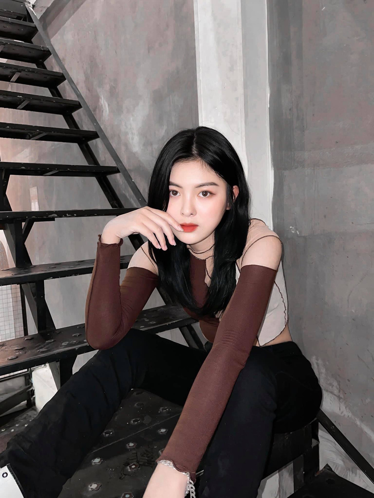 Cao Thị Xuân Hồng, hay còn được gọi với biệt danh DuMi, sinh năm 2000 là hot girl TikTok mới nổi gây chú ý MXH thời gian gần đây. DuMi hiện đang là sinh viên năm 3 ngành Quản trị Kinh doanh của trường Đại học Công nghệ Thành phố Hồ Chí Minh - HUTECH.