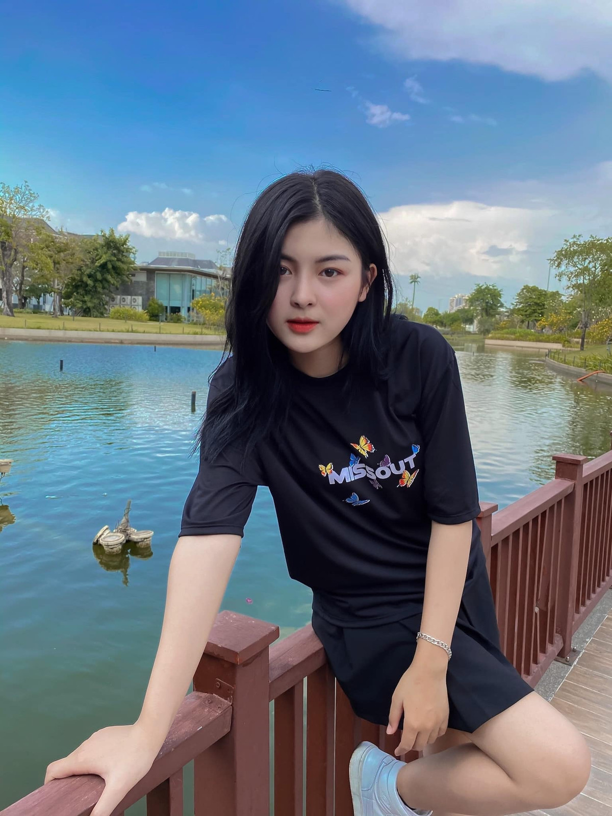 Được biết, gái xinh 2000 cũng đang là một diễn viên và người mẫu ảnh tự do.