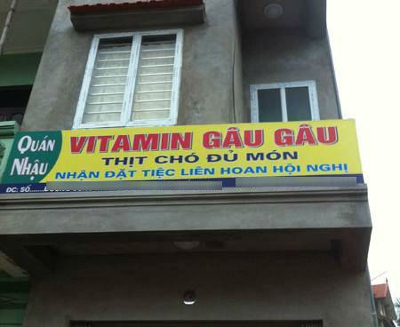 Những tấm biển quảng cáo "bá đạo" đã làm không ít người bật cười về sự nhầm lẫn của người bán, người lại cho rằng đây chính là cách họ thu hút sự chú ý của người xung quanh.