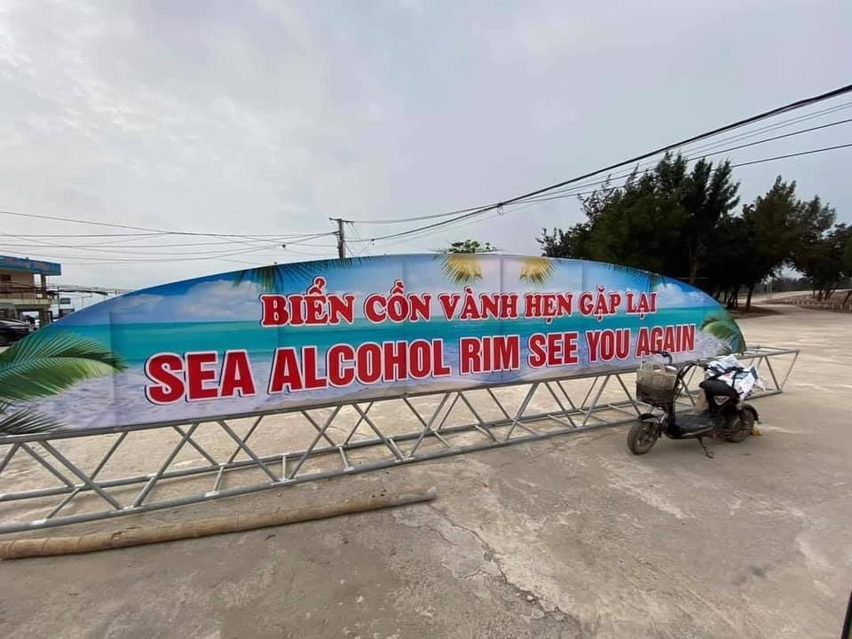 Không chỉ chứng kiến những pha ghi sai chính tả, nhiều biển hiệu còn có cách sáng tạo "Việt hóa" một cách khó hiểu.