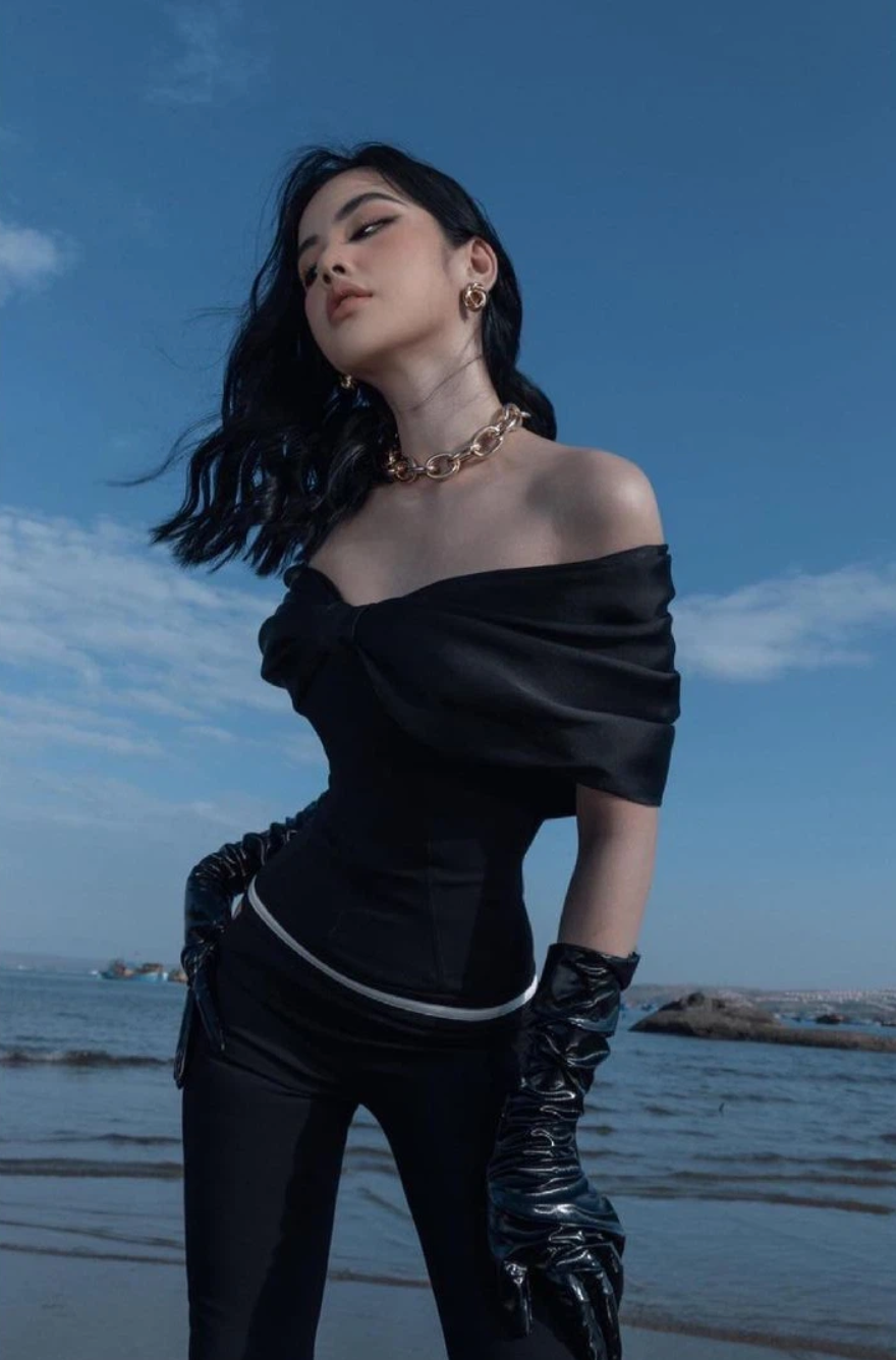 Tuy nhiên trong loạt ảnh lookbook chụp ở biển mới đây, cư dân mạng không khỏi thắc mắc vì vòng eo siêu thực của cô nàng.