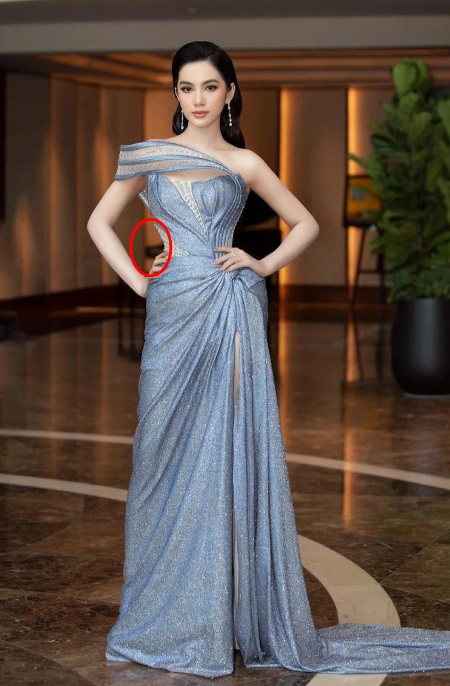 Khi đặt cạnh những bộ ảnh lookbook trước đó của gái xinh An Giang, sự khác biệt ở chiếc eo cũng khá rõ ràng.