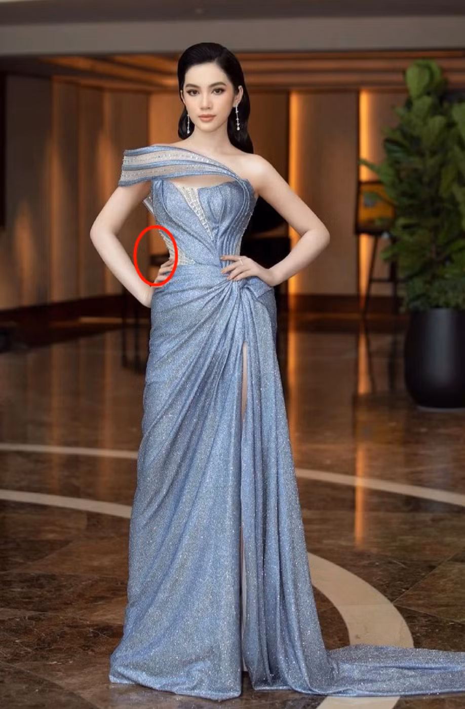 Khi đặt cạnh những bộ ảnh lookbook trước đó của gái xinh An Giang, sự khác biệt ở chiếc eo cũng khá rõ ràng.