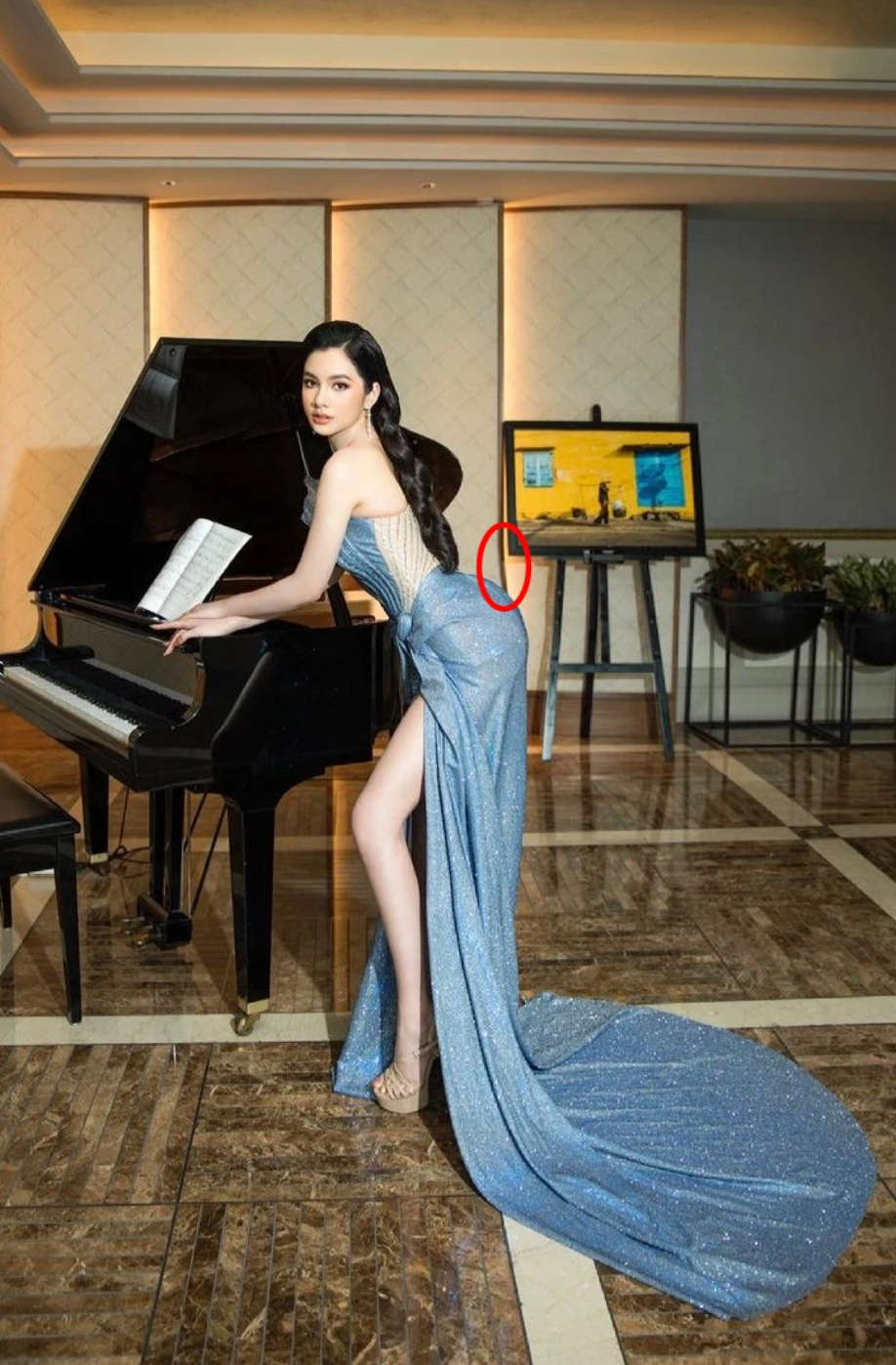 Trước đó Cẩm Đan cũng từng nhiều lần bị soi chuyện photoshop để kéo chỗ này, bớt chỗ kia đến làm méo mó đồ vật xung quanh.