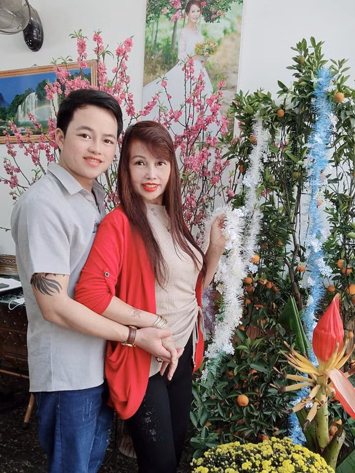 Điều mà ai cũng lo lắng ở đây chính là sức khỏe của chị Thu Sao bởi năm nay cô đã 64 tuổi khả năng hồi phục sẽ khó được như những phụ nữ còn trẻ tuổi.