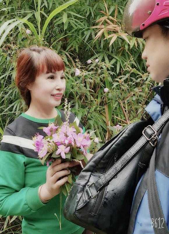 Không phải là món quà có giá trị đắt đỏ, món quà cô dâu Thu Sao nhận từ chồng là bó hoa dại ven đường. Dù giản dị như thế nhưng bản thân chị Sao lại cảm thấy vô cùng hạnh phúc.