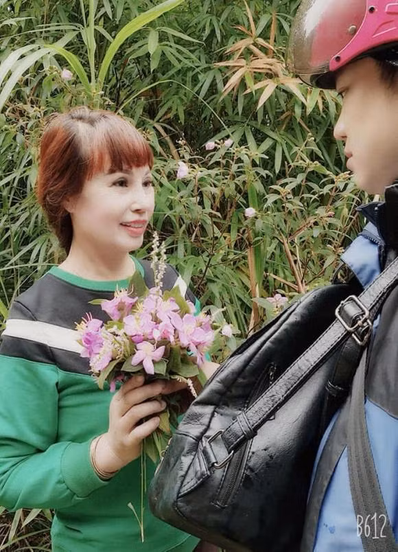 Không phải là món quà có giá trị đắt đỏ, món quà cô dâu Thu Sao nhận từ chồng là bó hoa dại ven đường. Dù giản dị như thế nhưng bản thân chị Sao lại cảm thấy vô cùng hạnh phúc.