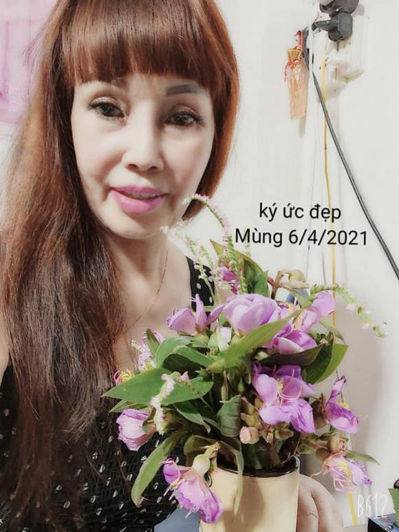 "Cô dâu 62 tuổi" Thu Sao đã khoe món quà này lên MXH, ở phần bình luận, rất nhiều người gửi lời chúc mừng hạnh phúc đến cặp đôi.