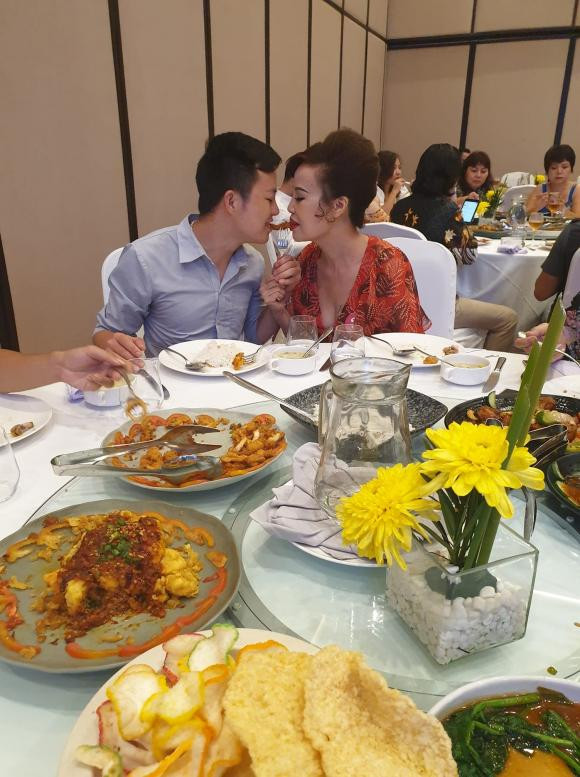 Khoe qua chong tang, 