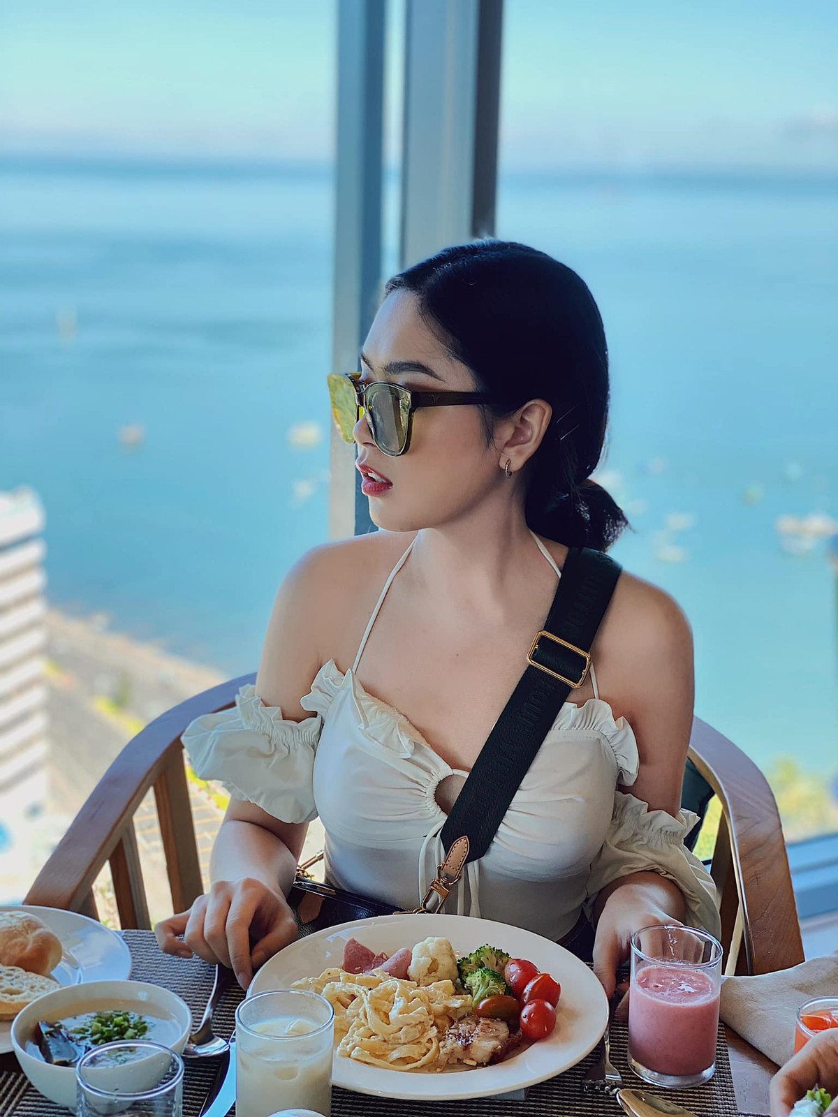 Thanh Ngân cho biết sau một số lần đăng tải những bức ảnh trong trang phục có phần nổi loạn lên mạng, cô bị người lạ nhắn tin với nội dung khiếm nhã.