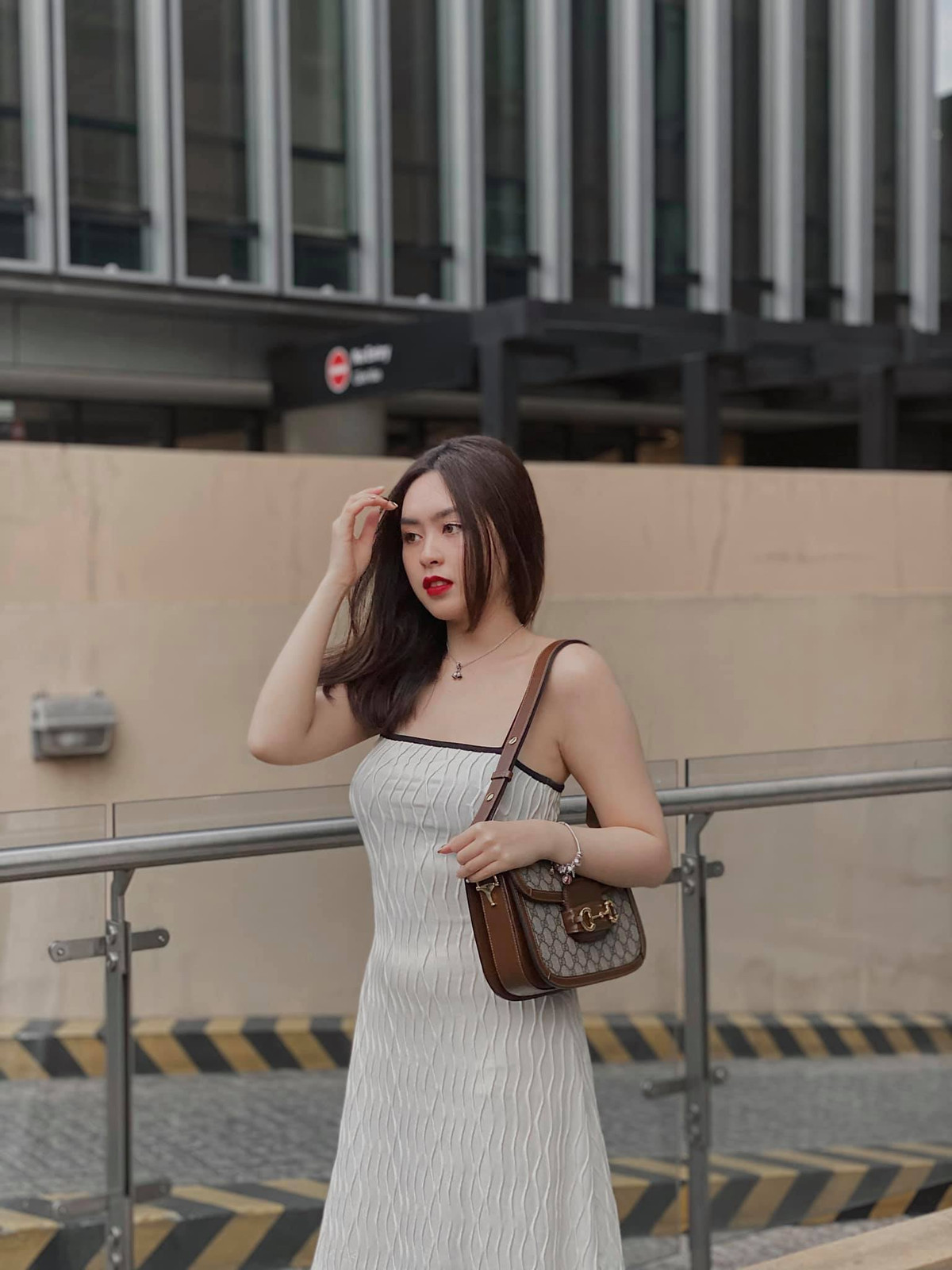 Chọn học đại học ở "trường con nhà giàu" RMIT nên Bell Nguyễn cũng được nhiều người gọi là rich kid. Cô sở hữu gương mặt ưa nhìn, nước da trắng, và đặc biệt là có được thân hình khá hoàn hảo.