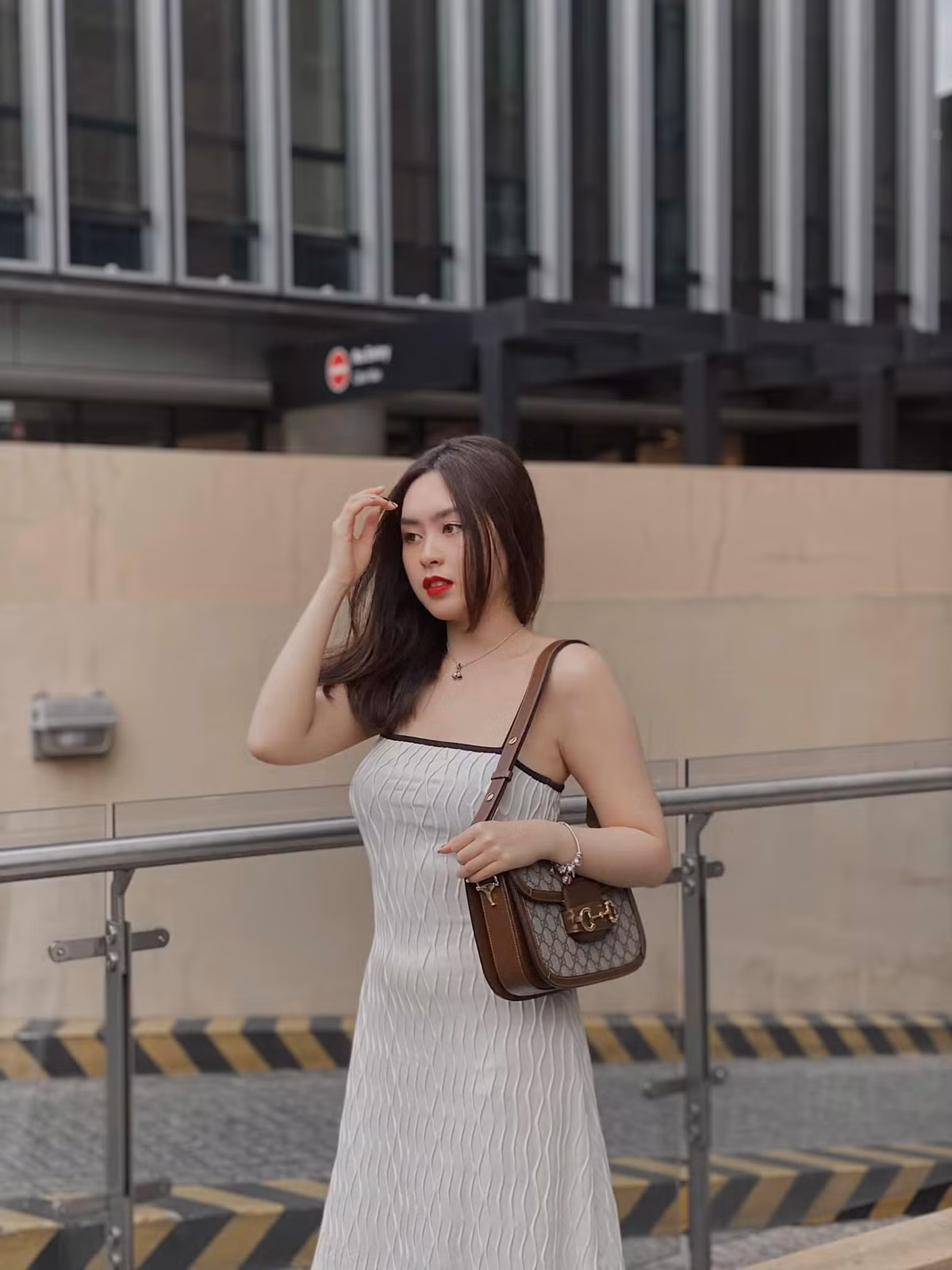 Chọn học đại học ở "trường con nhà giàu" RMIT nên Bell Nguyễn cũng được nhiều người gọi là rich kid. Cô sở hữu gương mặt ưa nhìn, nước da trắng, và đặc biệt là có được thân hình khá hoàn hảo.