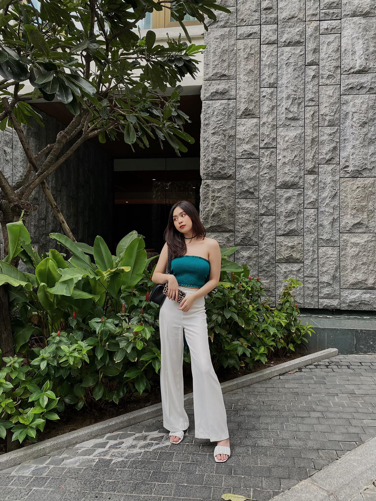 Ngoài ra gương mặt xinh xắn và thần thái sang chảnh cũng góp phần không nhỏ để giúp gái xinh đạt được "chân ái" này.