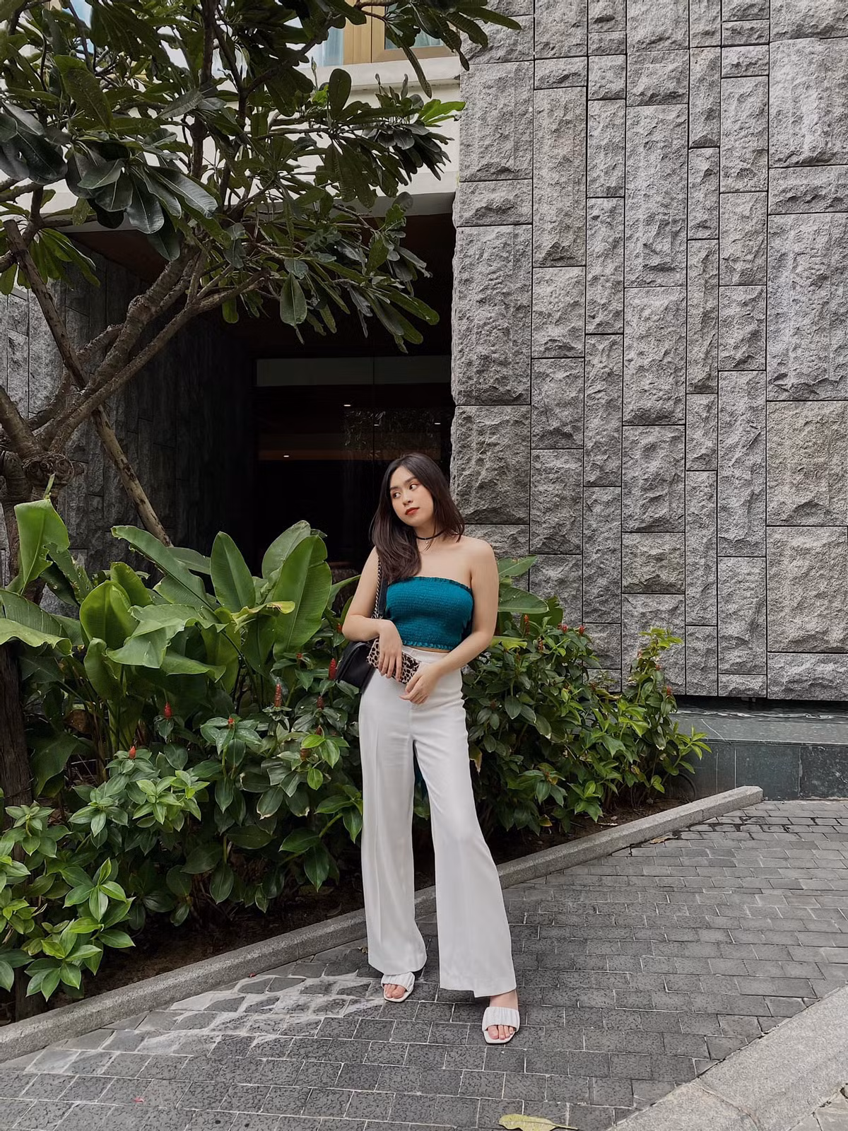 Ngoài ra gương mặt xinh xắn và thần thái sang chảnh cũng góp phần không nhỏ để giúp gái xinh đạt được "chân ái" này.