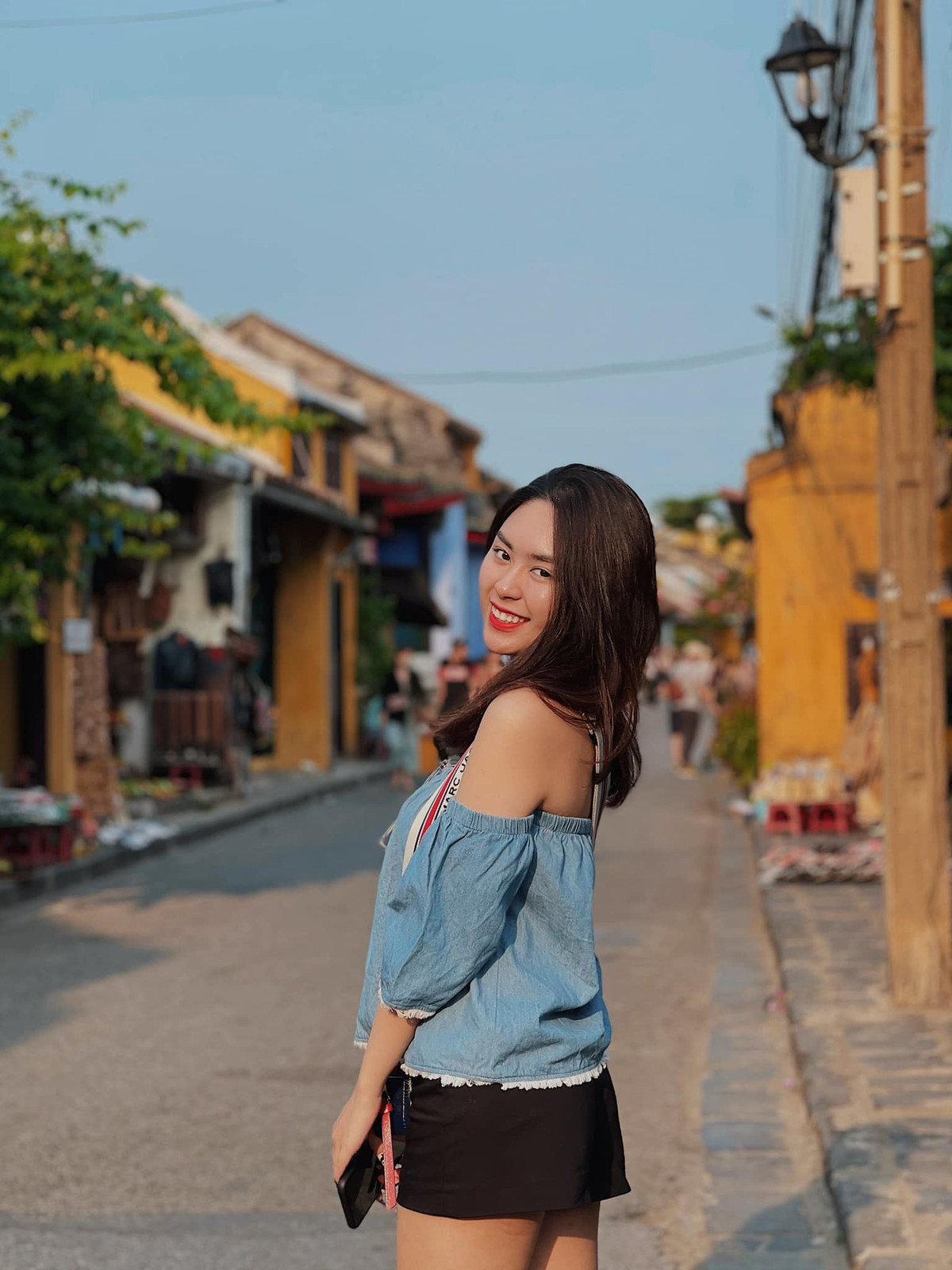 Nguyễn Thanh Ngân (biệt danh Bell Nguyễn, sinh năm 2000) được mệnh danh là hot girl RMIT, cô nàng còn được biết đến khi là bạn thân của rich kid Vương Hoàng Mai Diz - hot girl lai Pháp được chú ý với cái tên lạ và cuộc sống sang chảnh.