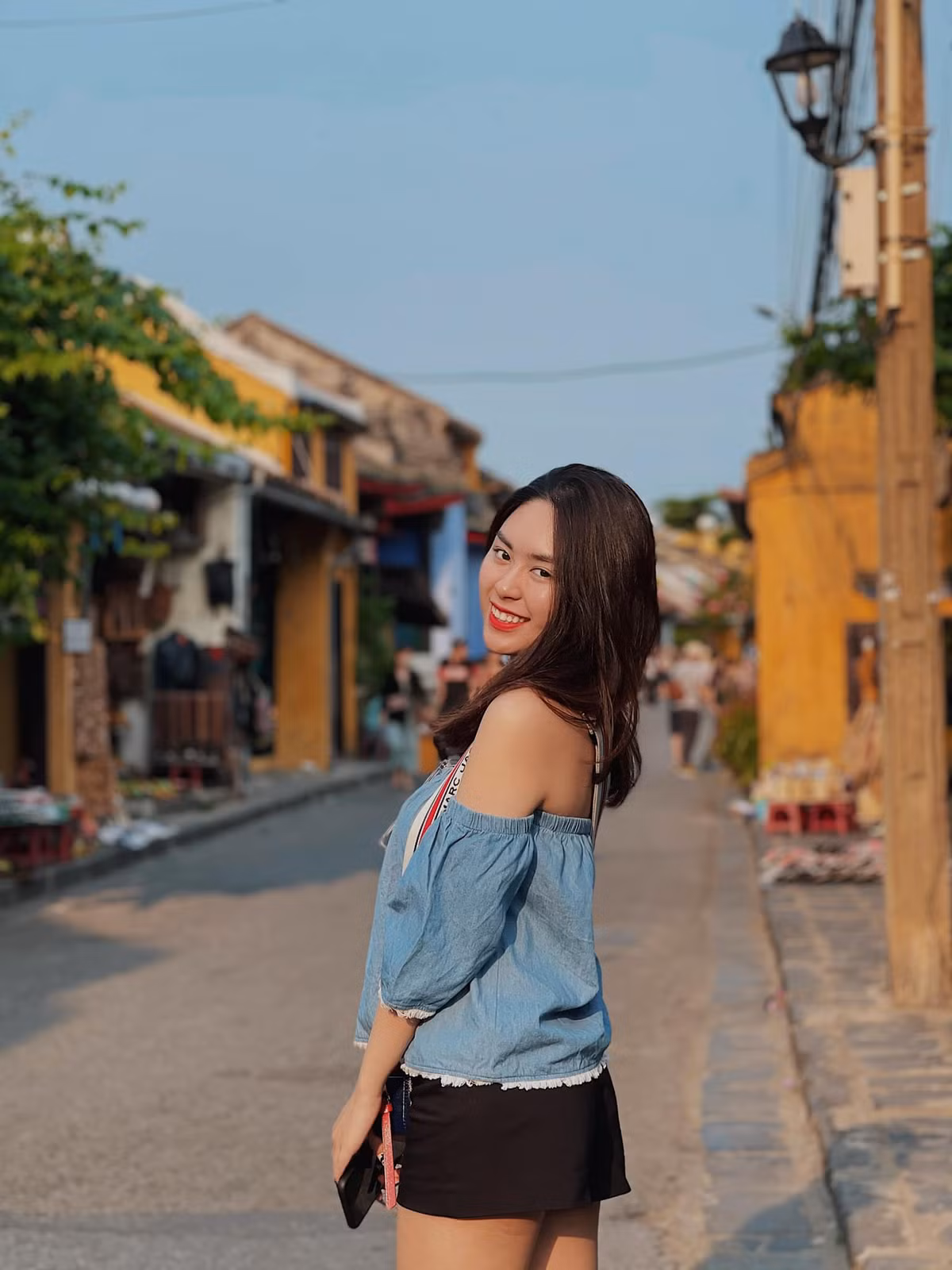Nguyễn Thanh Ngân (biệt danh Bell Nguyễn, sinh năm 2000) được mệnh danh là hot girl RMIT, cô nàng còn được biết đến khi là bạn thân của rich kid Vương Hoàng Mai Diz - hot girl lai Pháp được chú ý với cái tên lạ và cuộc sống sang chảnh.