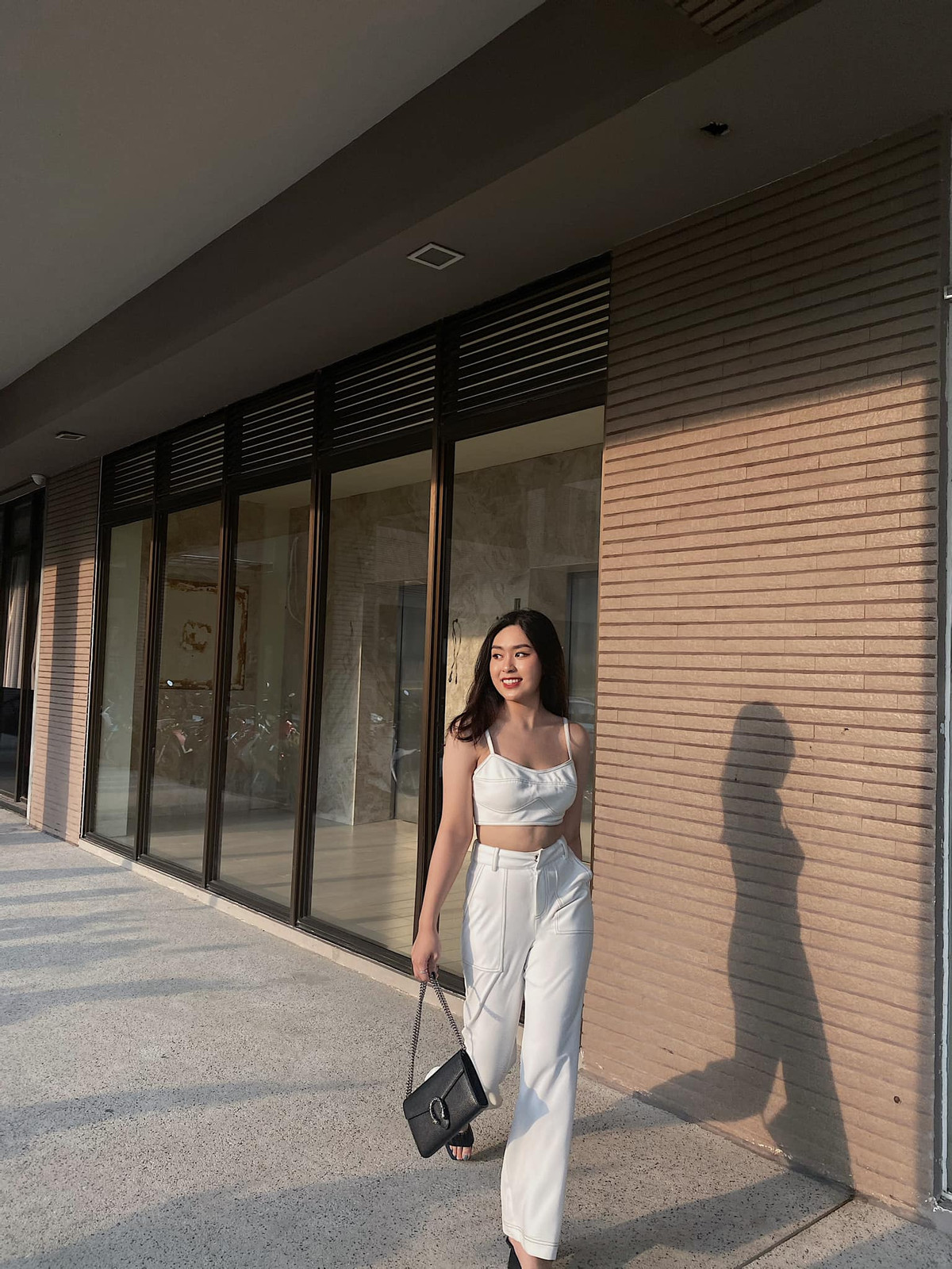 Bell Nguyễn ở ngoài đời là cô nàng hơi tròn trịa hơn trên mạng nhưng lại có vẻ đáng yêu và cuốn hút khó cưỡng.