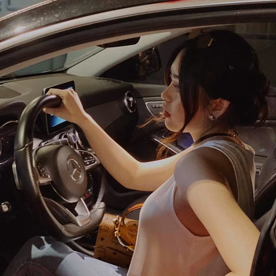 Thanh Ngân theo đuổi phong cách thời trang từ năng động, khỏe khoắn đến chững chạc, sang trọng.