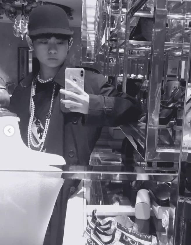 Nói không điêu khi cho rằng rich kid gây ồn ào nhất MXH gần đây chính là chàng trai Gia Kỳ. Cậu bạn từng gây xôn xao cõi mạng một thời khi mạnh tay chi gần 100 triệu mua vé hạng thương gia để được ngồi cạnh Ngọc Trinh trên máy bay vào năm 2019.