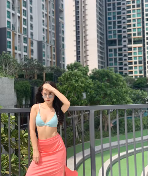 Dù đã qua tuổi 30 nhưng hot girl đình đám ngày nào vẫn luôn khẳng định được sắc vóc xinh đẹp, quyến rũ luôn trường tồn với thời gian.