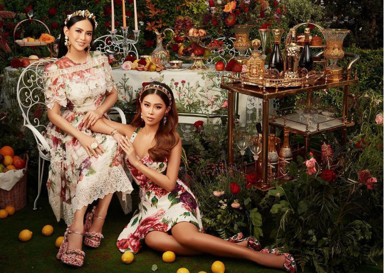 Từ khi còn là một thiếu nữ, bà Thủy Tiên đã có gương mặt khả ái không thua mỹ nhân nào.