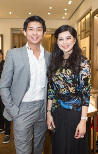 Người vợ thứ 2 của ông Johnathan Hạnh Nguyễn khoe nhan sắc không thua kém gì hai người con của mình.