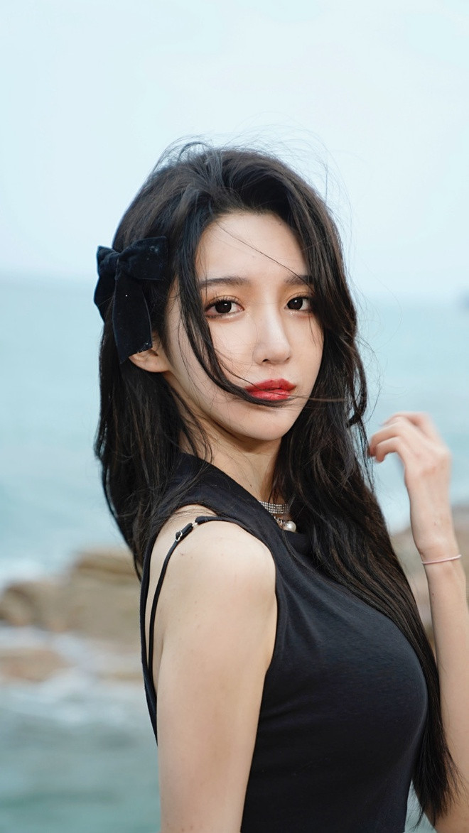 Dù không sở hữu thân hình quyến rũ nhưng bù lại hot girl xứ Trung 19 tuổi này lại có khuôn mặt xinh đẹp, mái tóc dài mềm mại.