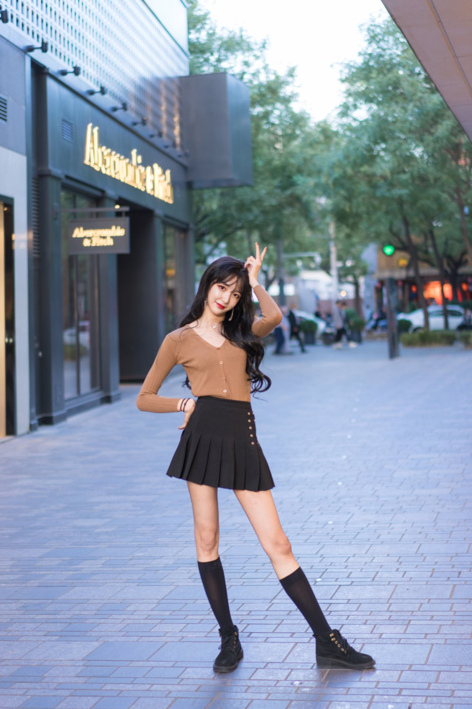 Abbily nuôi tóc dài, nâng ngực để trở thành một cô gái đích thực.