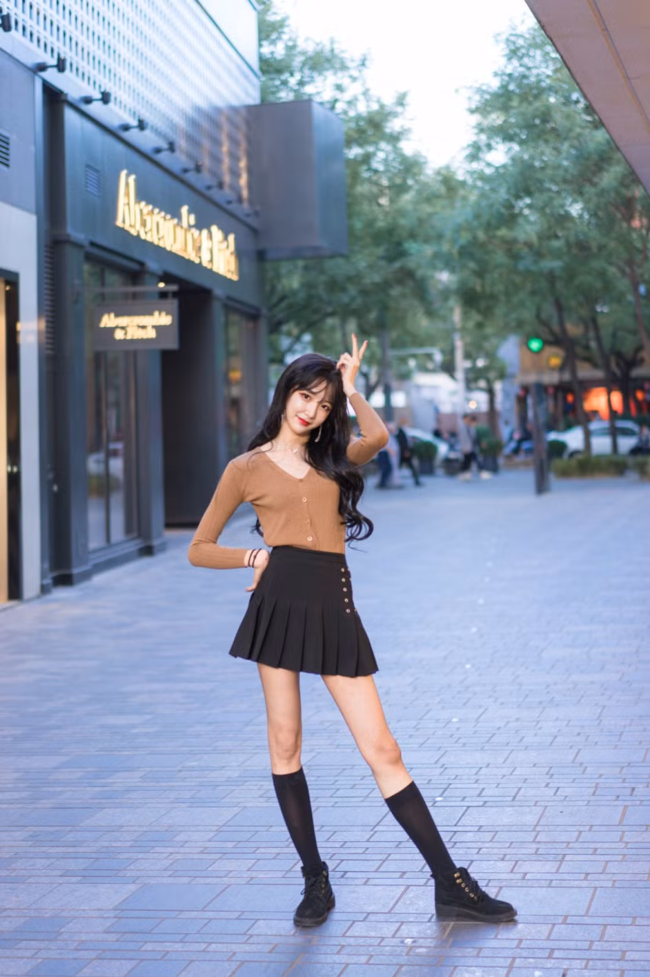 Abbily nuôi tóc dài, nâng ngực để trở thành một cô gái đích thực.