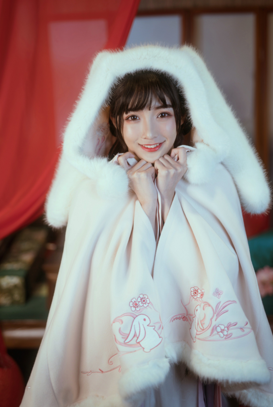 Khi chàng thiếu niên dùng mỹ phẩm để hóa trang, kết hợp với mái tóc dài và mặc đồ nữ, mọi người rất khó nhận ra giới tính thật.