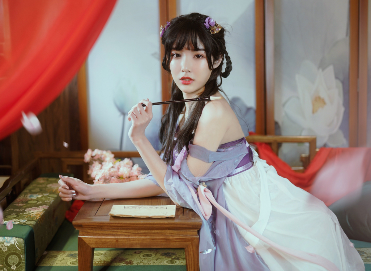 Từ bé, Abbily đã có khuôn mặt ưa nhìn, lớn lên các đường nét cũng rất thanh tú, mềm mại.