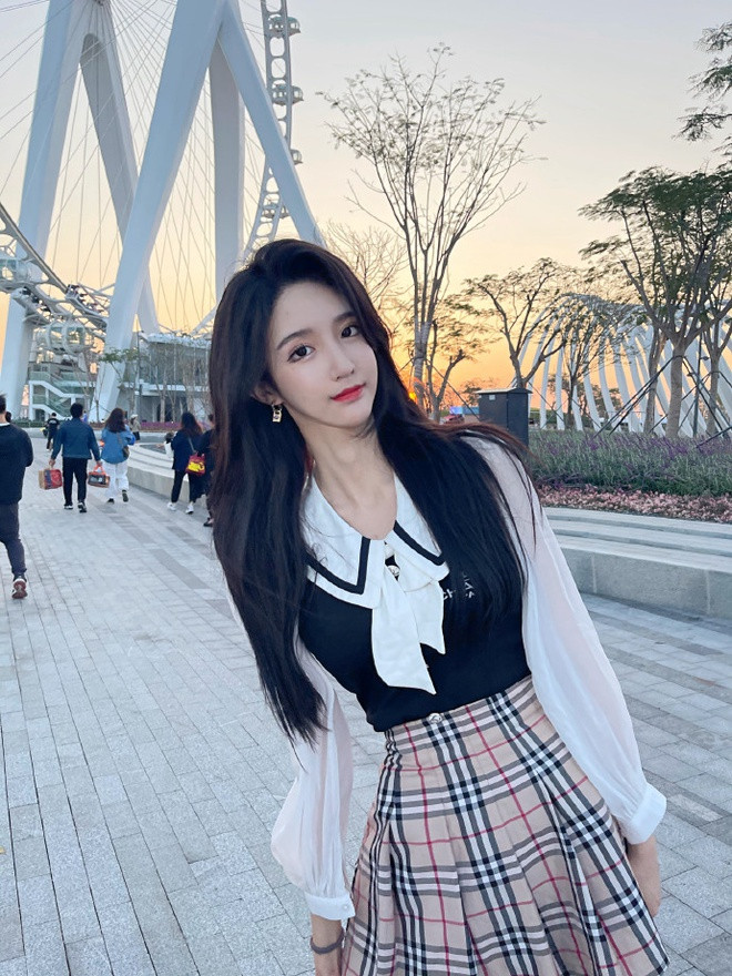 Ngày 28/3 mới đây, Abbily tuyên bố đã thực hiện phẫu thuật chuyển giới từ nam sang nữ. Thông báo của Abbily nhanh chóng lọt top thịnh hành trên nền tảng Sina Weibo, nhận được 6 triệu lượt xem.