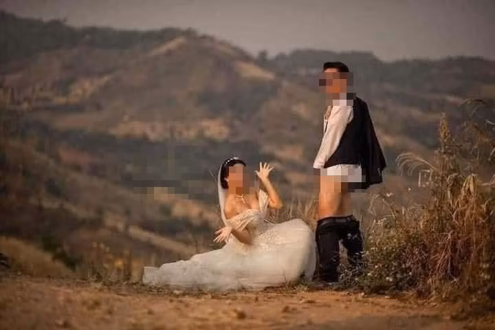 Dù khoác lên mình chiếc váy trắng lộng lẫy, khoác lên mình bộ vest lịch lãm nhưng cô dâu chú rể lại lại khiến cư dân mạng phẫn nộ bởi hành động không hề đẹp chút nào.