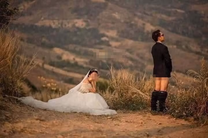 Theo đó, thay vì chụp ảnh cưới như bình thường, họ lại có những cách tạo dáng phản cảm. Thậm chí chú rể còn tụt hẳn quần xuống quá đầu gối, để lộ vòng ba, cô dâu cũng có hành động gây "nhức mắt" với "chỗ hiểm" của đối phương.