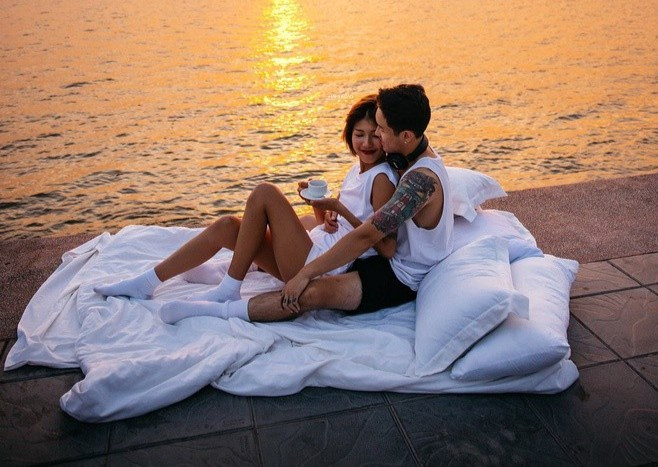 ”Concept” là cặp đôi mặc đồ cưới, hoặc đồ ngủ nằm trên tấm dra và gối màu trắng, và diễn chụp ảnh trước sự chú ý, tò mò của người đi đường. Ảnh: Tổng hợp