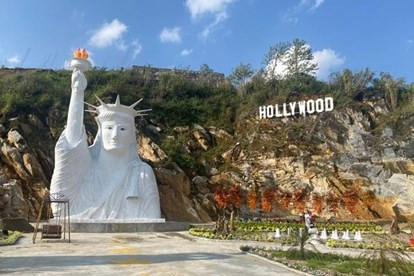 Phiên bản tượng Nữ thần Tự do phiên bản Việt này khiến cư dân mạng tranh cãi kịch liệt vì biểu cảm không hề "giả trân" hơn.