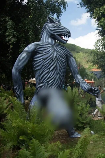 Những bức tượng phản cảm ở khu du lịch Quỷ Núi, Lâm Đồng cũng từng trở thành đề tài gây tranh cãi. Theo hình ảnh ghi lại, các bức tượng này được thi công với những tạo hình bên ngoài hết sức nhạy cảm, không phù hợp với 1 địa điểm tham quan du lịch.