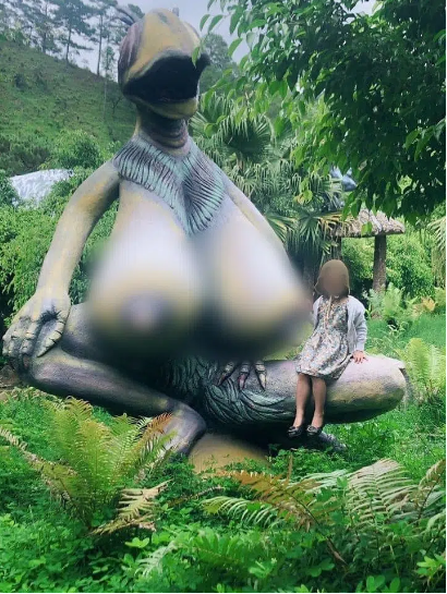 Chưa kể đến sự tạo hình "hết sức chi tiết" ở những "bộ phận" nhạy cảm đều được "phô" bày càng khiến bức tượng phản cảm.