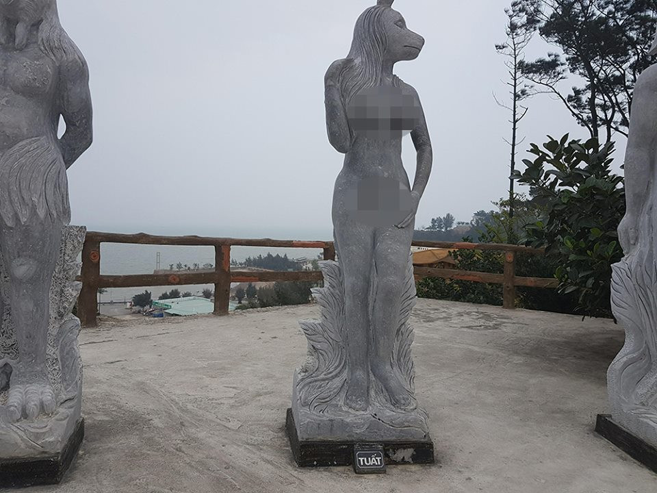 Trước đó, trên MXH đã xuất hiện nhiều bức tượng "thảm họa" gây tranh cãi, điển hình là hình ảnh về 12 con giáp đặt tại khu du lịch Hòn Dấu. Những bức ảnh đã khiến dư luận tranh cãi, nhiều ý kiến cho rằng, tượng 12 con giáp ở đây phản cảm bởi phô bày các chi tiết giới tính.