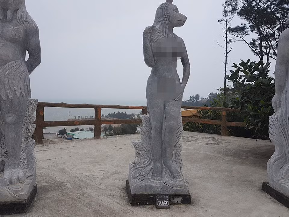 Trước đó, trên MXH đã xuất hiện nhiều bức tượng "thảm họa" gây tranh cãi, điển hình là hình ảnh về 12 con giáp đặt tại khu du lịch Hòn Dấu. Những bức ảnh đã khiến dư luận tranh cãi, nhiều ý kiến cho rằng, tượng 12 con giáp ở đây phản cảm bởi phô bày các chi tiết giới tính.