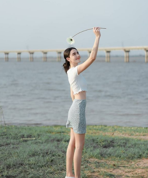 Loạt hình ảnh với sắc vóc mảnh mai và cuốn hút của Davika khiến người xem không thể rời mắt.